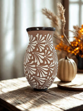 Load image into Gallery viewer, Flower vase
